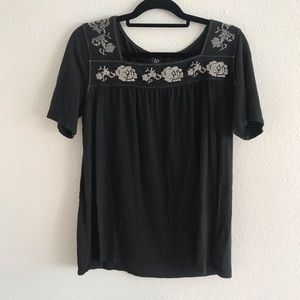 Gap Maternity black short sleeve top w embroidery